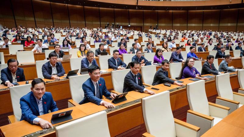 National Assembly deputies vote to pass a law on November 30. (Photo: quochoi.vn)