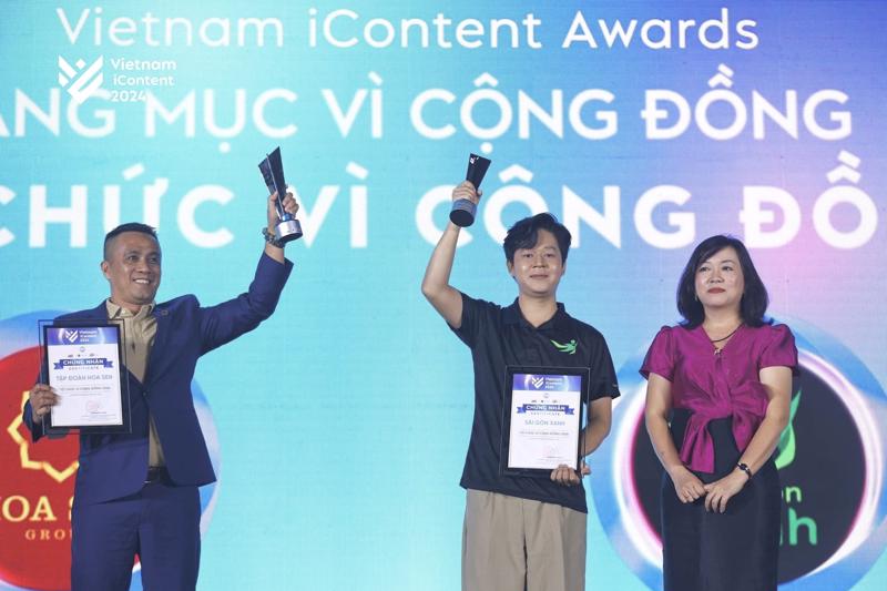 Tập đoàn Hoa Sen (bên trái) được vinh danh là "Tổ chức Vì cộng đồng" tại "Vietnam iContent 2024".