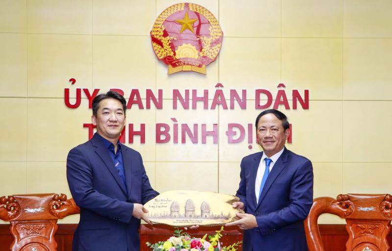 Chairman of the Binh Dinh People's Committee Pham Anh Tuan (R) and Executive Director and Head of the Korea Land and Housing Corporation Office in Hanoi Lim Hyun Seong during their meeting on December 4 (Photo: Binh Dinh Portal)