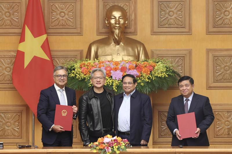 PM Pham Minh Chinh and NVIDIA President and CEO Jensen Huang witness the signing of the cooperation agreement. (Photo: VGP)