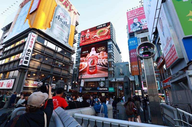 Tương ớt Chin-su xuất hiện hoành tráng tại khu phố ẩm thực sôi động Dotonbori, Osaka.