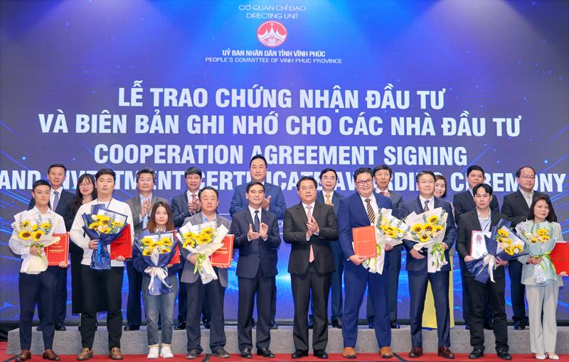 Lãnh đạo Vĩnh Phúc trao giấy chứng nhận đầu tư và thỏa thuận hợp tác cho nhà đầu tư trong và ngoài nước.