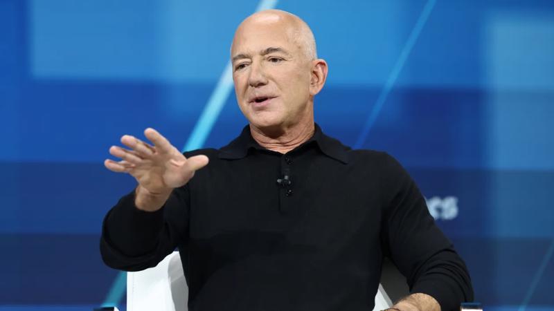 Ông Jeff Bezos, nhà sáng lập kiêm Chủ tịch Amazon, chủ sở hữu The Washington Post, trên sân khấu Hội nghị thượng đỉnh DealBook hàng năm của The New York Times.