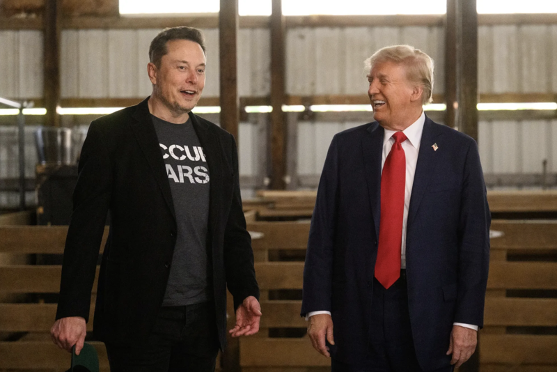 Tỷ phú Elon Musk (trái), người giàu nhất thế giới, và Tổng thống đắc cử Donald Trump - Ảnh: Bloomberg.