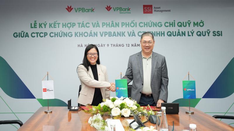 Ông Vũ Hữu Điền - Chủ tịch VPBankS và bà Nguyễn Ngọc Anh – Tổng giám đốc SSIAM tại lễ ký kết hợp tác.