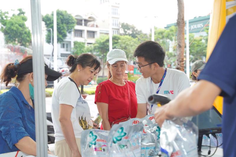 Người dân tham quan, mua sắm tại Công viên Khánh Hội quận 4 TP. Hồ Chí Minh, sáng 10/12.