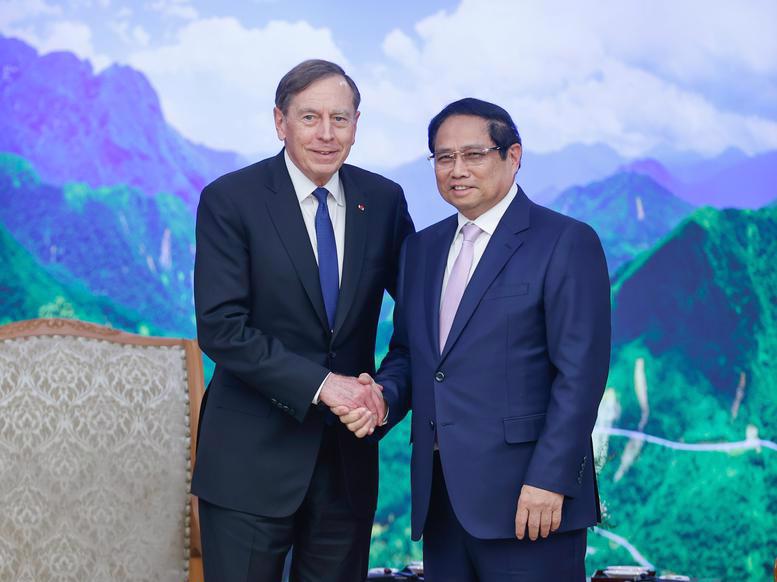 Prime Minister Pham Minh Chinh (right) receives Mr. David Petraeus, a Partner at the Kohlberg Kravis Roberts global investment firm and Chairman of the KKR Global Institute in Hanoi on December 10. (Photo: VGP)