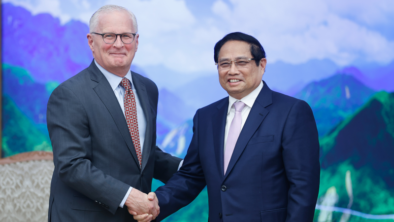 Prime Minister Pham Minh Chinh (right) and Mr. John Neuffer in Hanoi on December 10.( Photo: VGP)