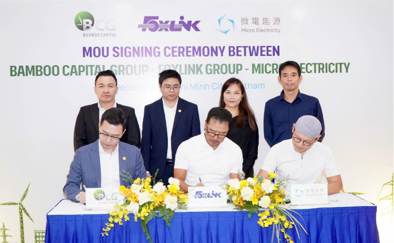 From left to right: Mr. Nguyen Tung Lam, CEO of Bamboo Capital, Mr. James Lee, Chairman of Foxlink Group and Mr. Mindi Wang, Chairman of Micro Electricity signed the cooperation agreement. Photo: Bamboo Capital