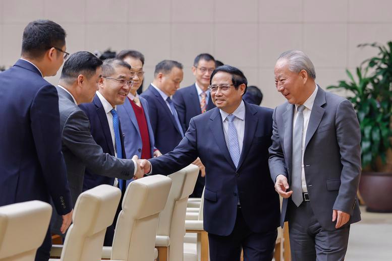 PM Pham Minh Chinh received leaders from 18 major Chinese enterprises of the Zhang and Yan clans in Hanoi on December 9. 