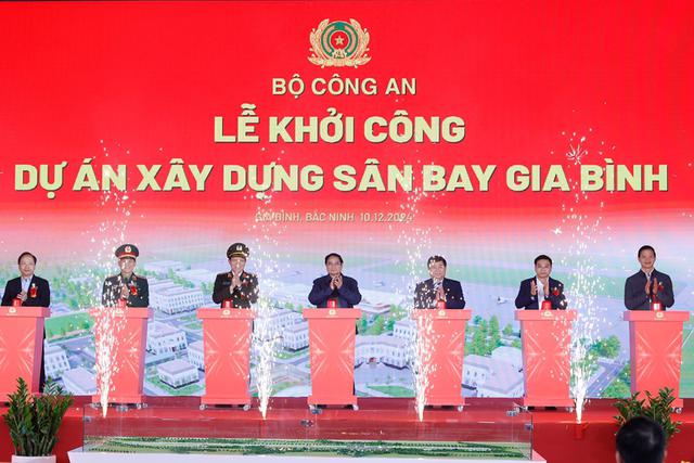 Prime Minister Pham Minh Chinh (4th from left) at the groundbreaking ceremony of Gia Binh airport in Bac Ninh province on December 10. (Photo: VGP)