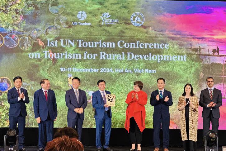 Bà Zoritsa Urosevic, Phó Tổng thư ký UN Tourism trao chứng nhận “Làng du lịch tốt nhất năm 2024” cho Làng rau Trà Quế dưới sự chứng kiến của Phó Thủ tướng Chính phủ Lê Thành Long và lãnh đạo Bộ VHTT&DL, tỉnh Quảng Nam.