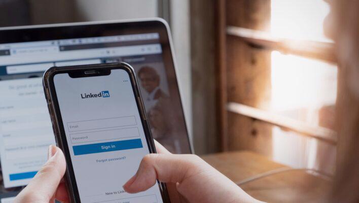 LinkedIn ra mắt vào tháng 12 năm 2002, có trụ sở tại Mountain View, California.