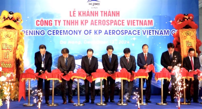 Lãnh đạo TP. Đà Nẵng và Công tyCông ty KP Aerospace Vietnam thực hiện nghi thức khánh thành Dự án Nhà máy sản xuất linh kiện Hàng không KP Vina đã hoàn thành giai đoạn 1.