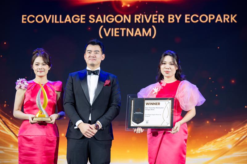 Đại diện nhà sáng lập Ecopark - chủ đầu tư Ecovillage Saigon River nhận giải thưởng “Khu đô thị Thiết kế quy hoạch tổng thể tốt nhất châu Á”.