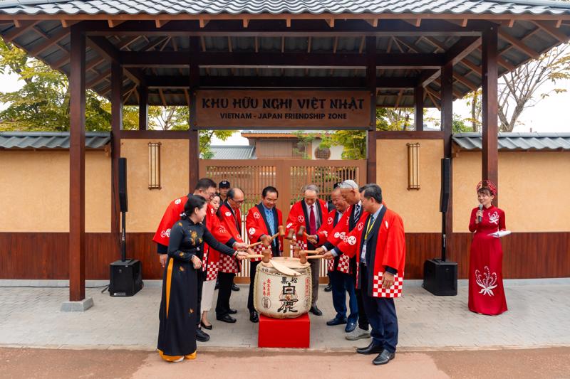 Nghi thức đập rượu Sake truyền thống của người Nhật Bản trong Lễ khánh thành "Nhà hữu nghị Việt - Nhật".