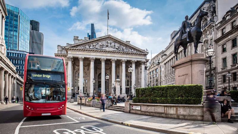 Bên ngoài tòa nhà của sàn chứng khoán London - Ảnh: Getty Images