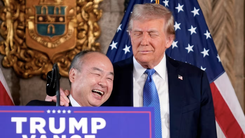 CEO Masayoshi Son của SoftBank (trái) và Tổng thống đắc cử Mỹ Donald Trump trong cuộc gặp ở Mar-a-Lago ngày 16/12 - Ảnh: AP.