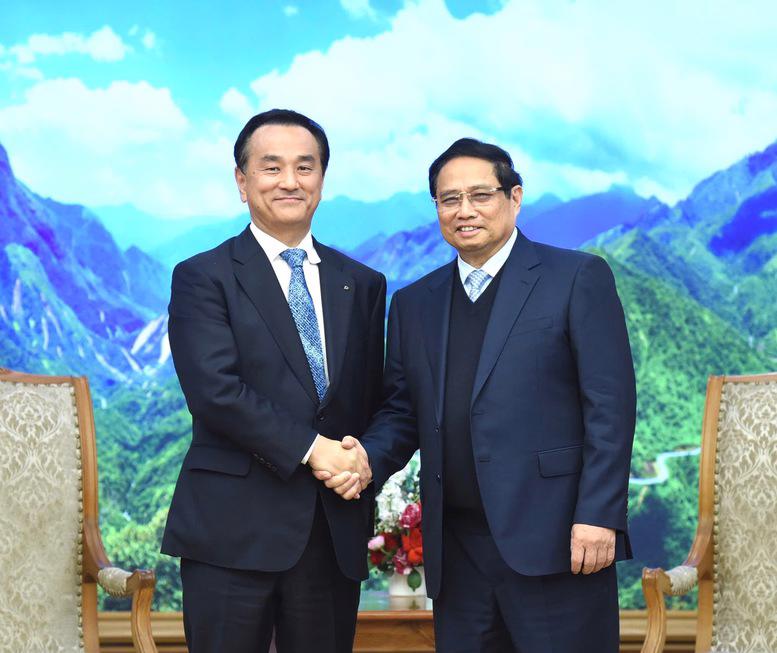 Prime Minister Pham Minh Chinh (R) and Yamaguchi Governor Muraoka Tsugumasa during their meeting on December 16. (Photo: VGP)