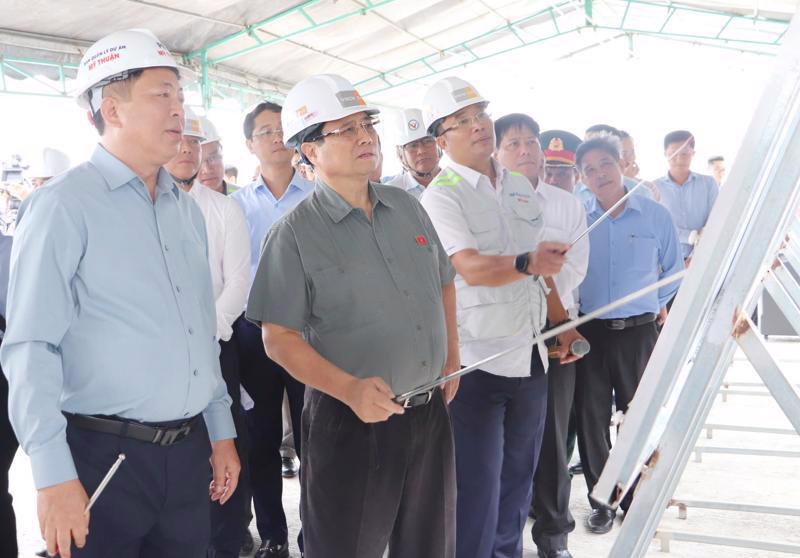 Prime Minister Pham Minh Chinh visits the construction site in Hau Giang province. 