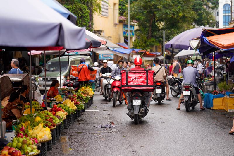 Thị trường chuyển phát nhanh sôi động trong mùa cao điểm trước Tết Nguyên Đán 2025.