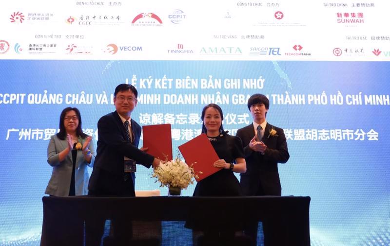 Cooperation agreement signed between businesses from Vietnam and China at the forum.