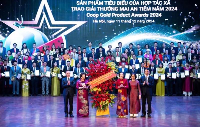 Phó Chủ tịch Quốc hội Nguyễn Thị Thanh (thứ 3, từ phải sang) trao hoa chúc mừng cho Liên minh Hợp tác xã Việt Nam và trao Giải thưởng Mai An tiêm cho các đơn vị.