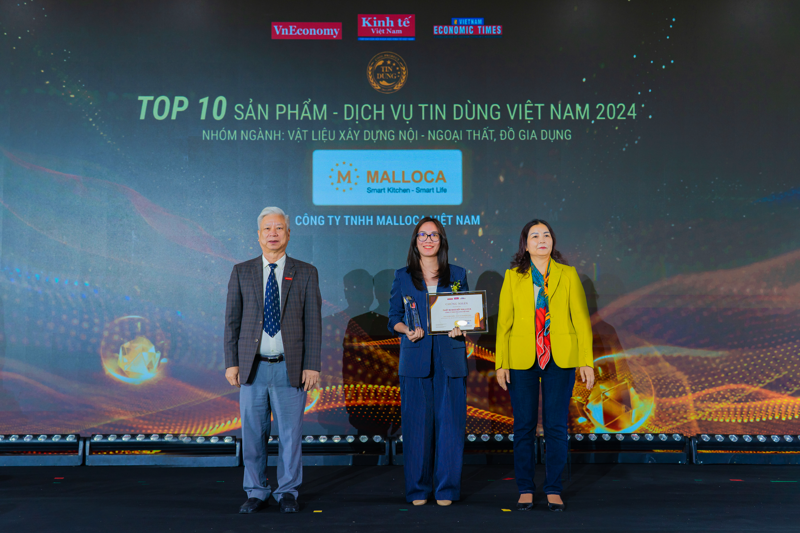 Đại diện Malloca lên nhận danh hiệu Tin Dùng Việt Nam 2024.