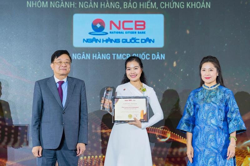 Đại diện Lãnh đạo NCB nhận danh hiệu “Top 50 Sản phẩm - Dịch vụ Tin Dùng Việt Nam 2024”.