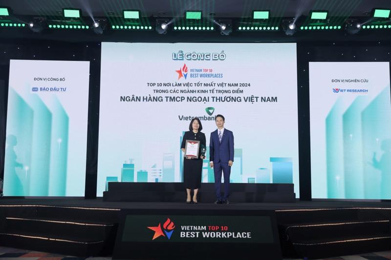 Đại diện Vietcombank, bà Phạm Thúy Nga - Phó Trưởng phòng Chính sách Kế hoạch Nhân sự nhận giải thưởng “Top 10 nơi làm việc tốt nhất Việt Nam năm 2024”.