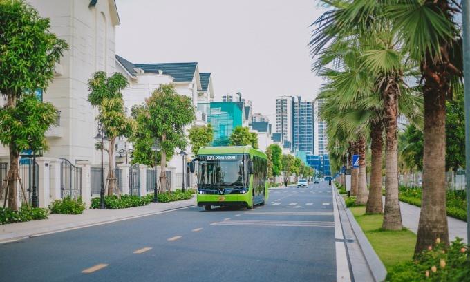 A VinBus shuttle bus in Vinhomes Ocean Park urban area in Hanoi. (Photo courtesy of Vinhomes)