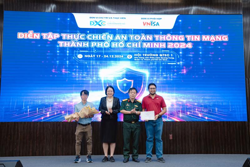 Đại diện Ban tổ chức trao chứng nhận cho hai đội cùng đạt giải Nhì: Công ty Cổ phần Dịch vụ Công nghệ Tin học HPT và Công ty TNHH GalaxyOne, chiều 24/12.