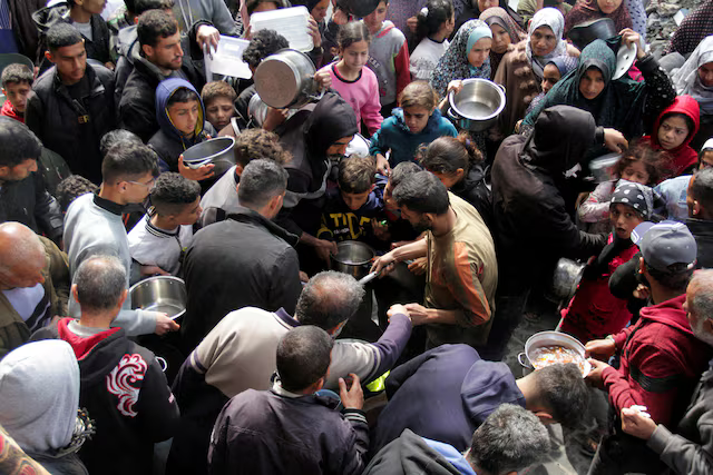 Người dân Palestine tập trung để nhận thực phẩm miễn phí tại Jabalia ở phía bắc dải Gaza ngày 19/3/2024. Người đân ở dải Gaza đối mặt nguy cơ đói nghiêm trọng trong tháng lễ Ramadan trong bối cảnh xung đột Israel và lực lượng Hamas vẫn đang diễn ra - Ảnh: Reuters