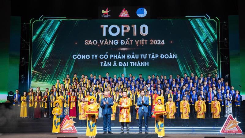 Phó Thủ tướng Nguyễn Hòa Bình và Bí thư thứ nhất Trung ương Đoàn vinh danh "Top 10 Sao Vàng đất Việt 2024".