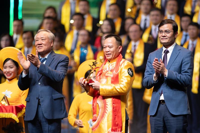 Mr. Dinh Duc Thang (center), Chairman of the Board of Directors and General Director of the Stavian Chemical JSC, receives the Top 10 Vietnam Gold Star Award 2024 on December 24 in Hanoi. Photo courtesy of Stavian Chemical