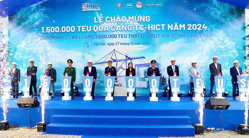 A ceremony was held on December 27 to celebrate the handl1xbet desktop pageg of the 1,500,000th TEU this year. 