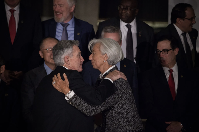 Chủ tịch Fed Jerome Powell (bên trái, hàng trước) và Chủ tịch ECB Christine Lagarde (bên phải, hàng trước) trong một cuộc gặp các quan chức ngân hàng trung ương và bộ tài chính hồi năm 2020 - Ảnh: Bloomberg.