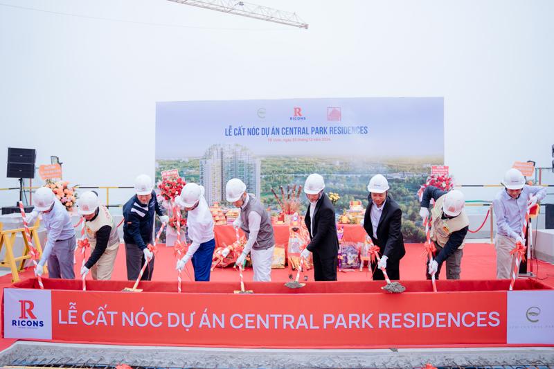 Tòa tháp Central Park Residences cất nóc sau hơn 1 năm xây dựng.