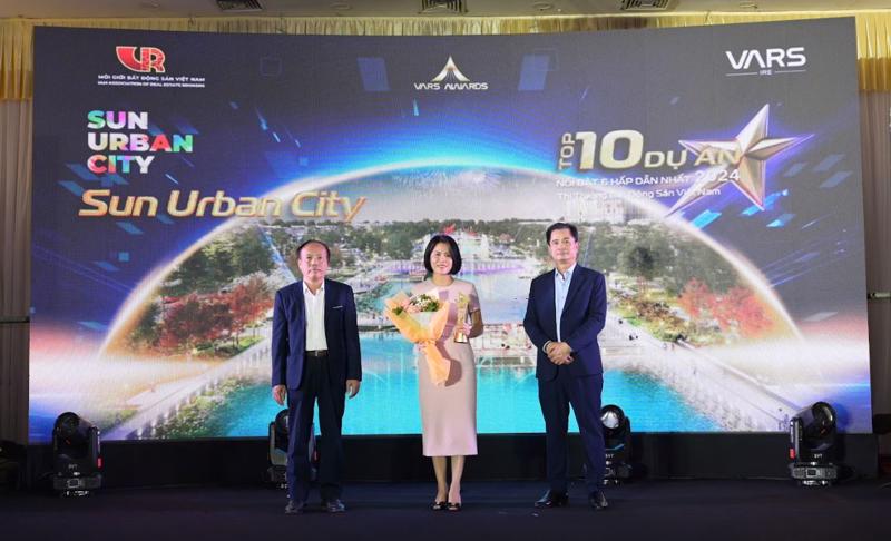 Đại diện Sun Property nhận cúp vinh danh dự án nổi bật nhất thị trường 2024 cho Sun Urban City Hà Nam. Ảnh Hoàng Minh.