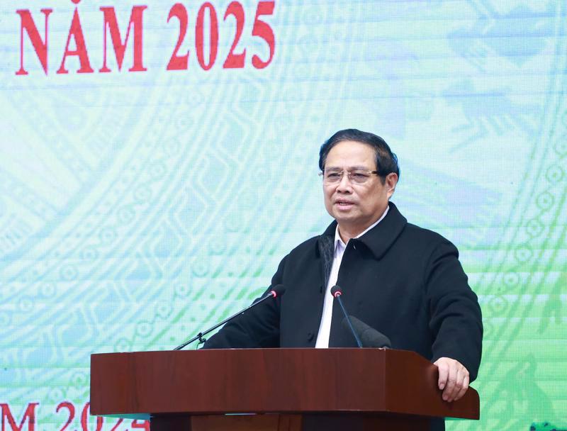 PM Pham Minh Chinh is addressing  the conference of the financial sector in Hanoi on December 31. (Photo: VGP)