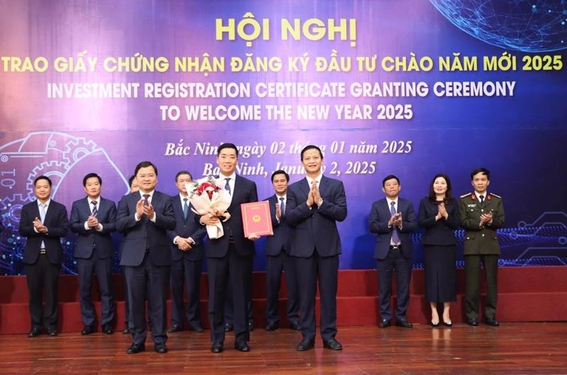 Bac Ninh authorities present investment registration certificates to 18 investors on January 2. (Photo: VOV)