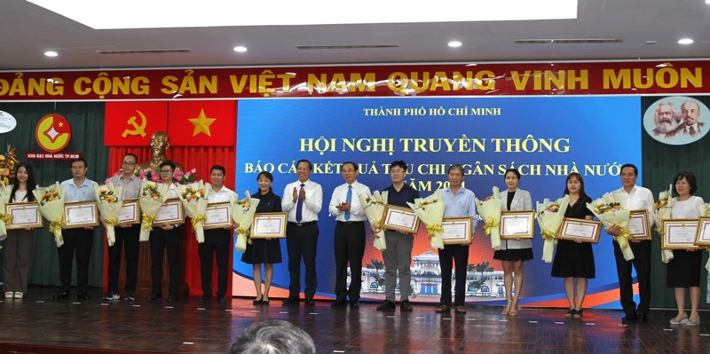 Lãnh đạo thành phố Hồ Chí Minh trao bằng khen cho các tập thể, doanh nghiệp có thành tích xuất sắc nghĩa vụ thuế.