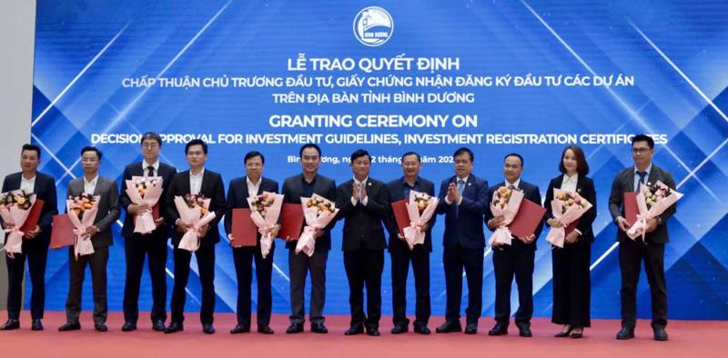 The investors receive investment certificates from the provincial authorities on January 2. (Photo baobinhduong.vn)