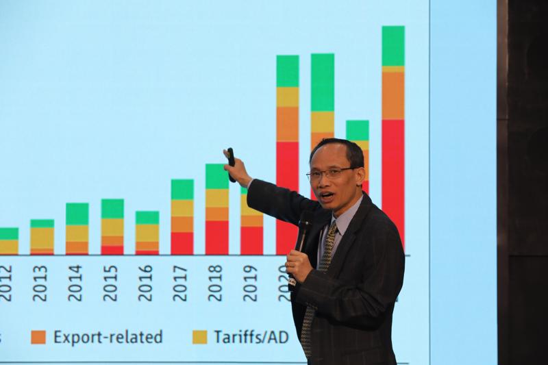 TS. Cấn Văn Lực chia sẻ tại toạ đàm  (Ảnh: Việt Dũng)