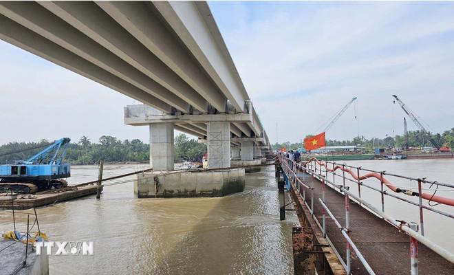 Cầu Đại Ngãi 2 nối huyện Cù Lao Dung giữa sông Hậu với đất liền phía Sóc Trăng chính thức được hợp long - Ảnh: Trung Hiếu/TTXVN.