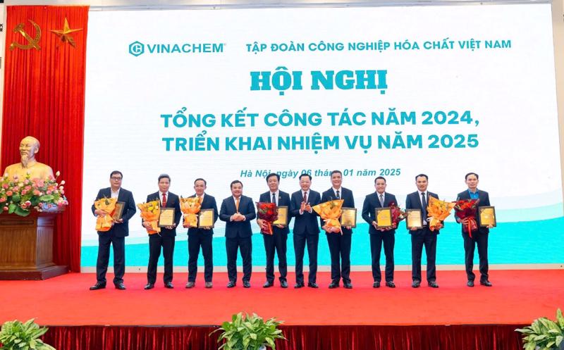 Các đơn vị nhận Cờ thi đua của Ủy ban Quản lý vốn Nhà nước tại doanh nghiệp.