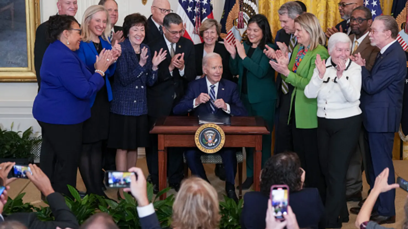 Ông Biden ký ban hành Đạo luật Công bằng An sinh Xã hội tại Nhà Trắng hôm 5/1/2025 - Ảnh: Getty Images