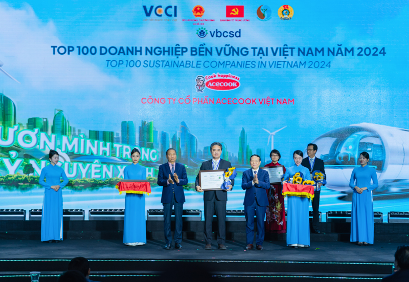 Acecook Việt Nam thăng hạng đột phá từ vị trí 60 năm 2023 lên vị trí 13 năm 2024 trong lễ Vinh danh top 100 doanh nghiệp Phát triển bền vững tại Việt Nam.