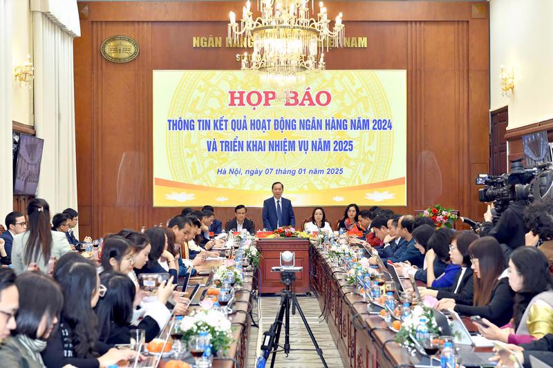 Deputy Governor of the State Bank of Vietnam Dao Minh Tu chairing a regular press conference in Hanoi on January 7.