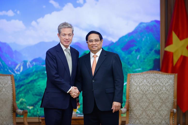 Prime Minister Pham Minh Chinh receiving Founder and Chairman of the US-based Berggruen Holdings, Nicolas Berggruen, in Hanoi on January 7. (Photo: VGP)